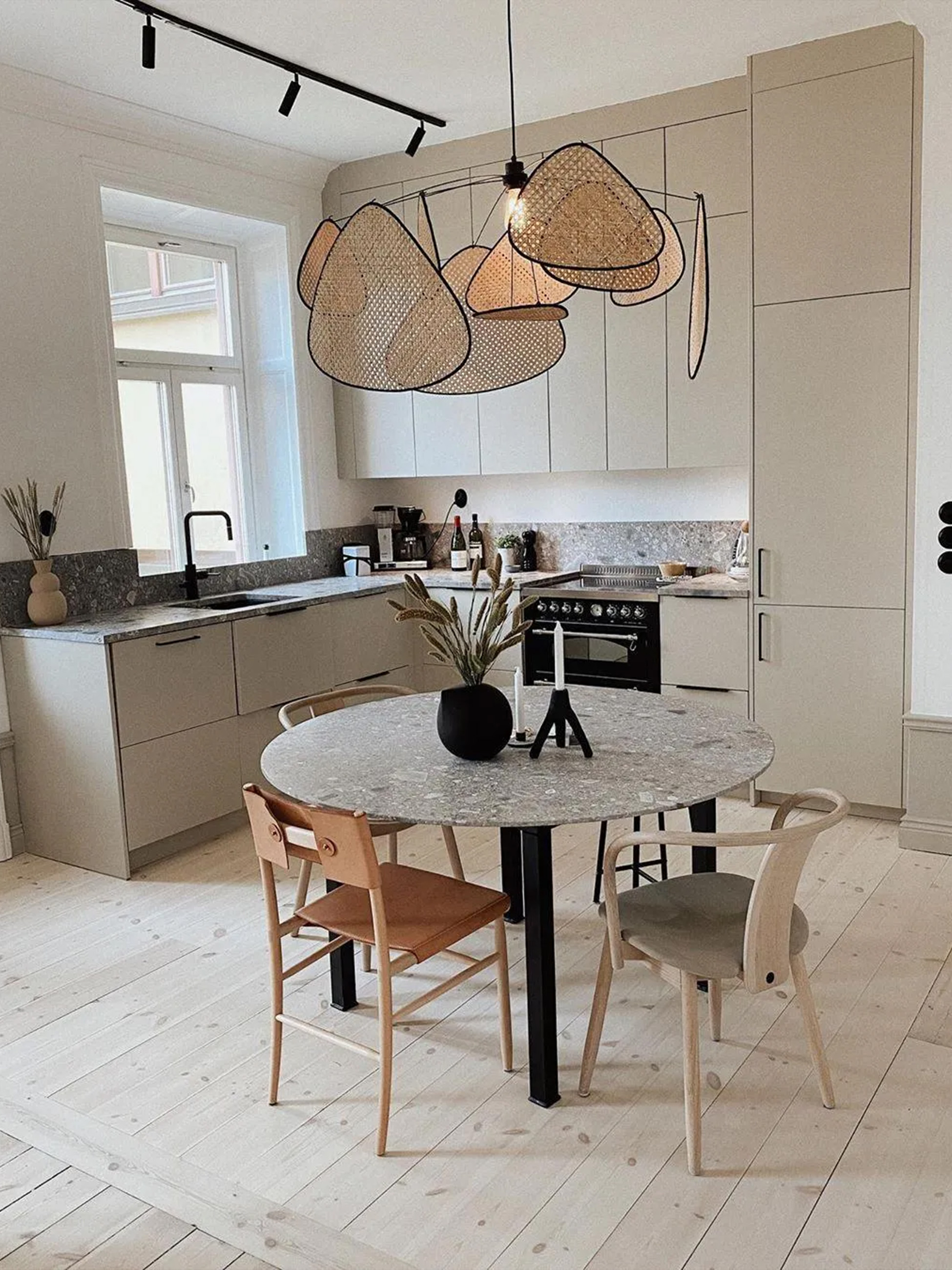 Screen Cannage Suspension