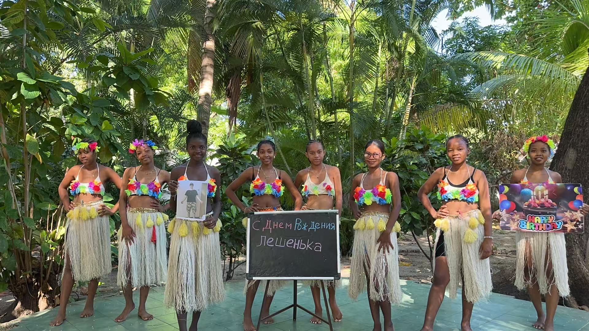 Привет из Африки поможет сделать креативный подарок привет из африки нейросеть С 8 марта