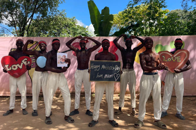  Muttertagsgeschenk 2026: Grüße aus Afrika  026 Mother's Day Gift ideas African Boys Dance for Happy Mother's Day 