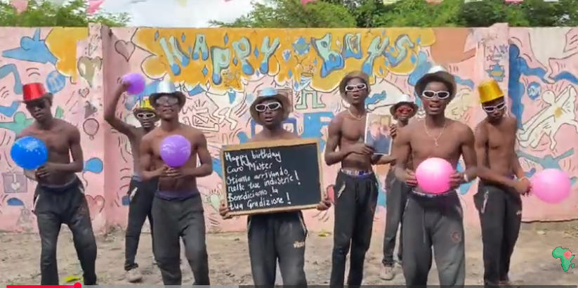 Auguri Dall Africa- Auguri e saluti dall'Africa video-Saluti dai neri africani