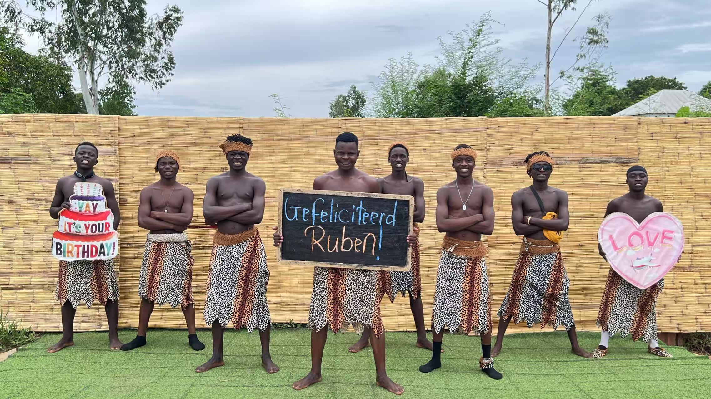 Groeten uit Afrika-Afrikaanse Groetvideo - Bestel Gepersonaliseerde Groeten-Afrikaanse gelukkige verjaardagsvideo