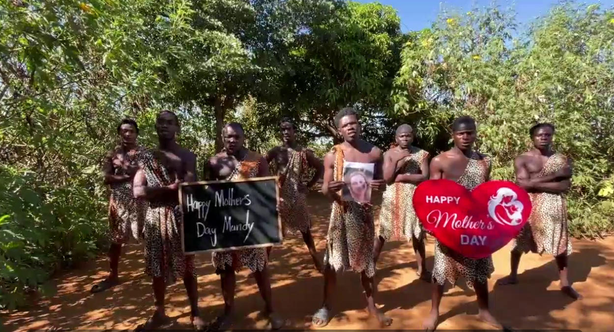 Anneler Günü kutlu olsun!Afrika'dan Danslı Selamlar Videosu, Afrika'dan Dilekler