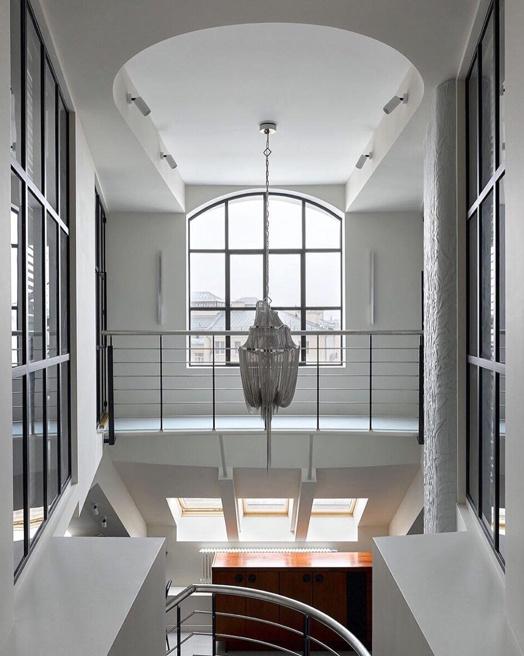 Shimmering Chandelier with Chains-Sylvia Space