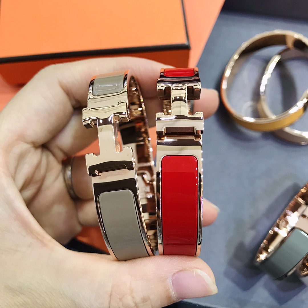 H Classic style bracelet