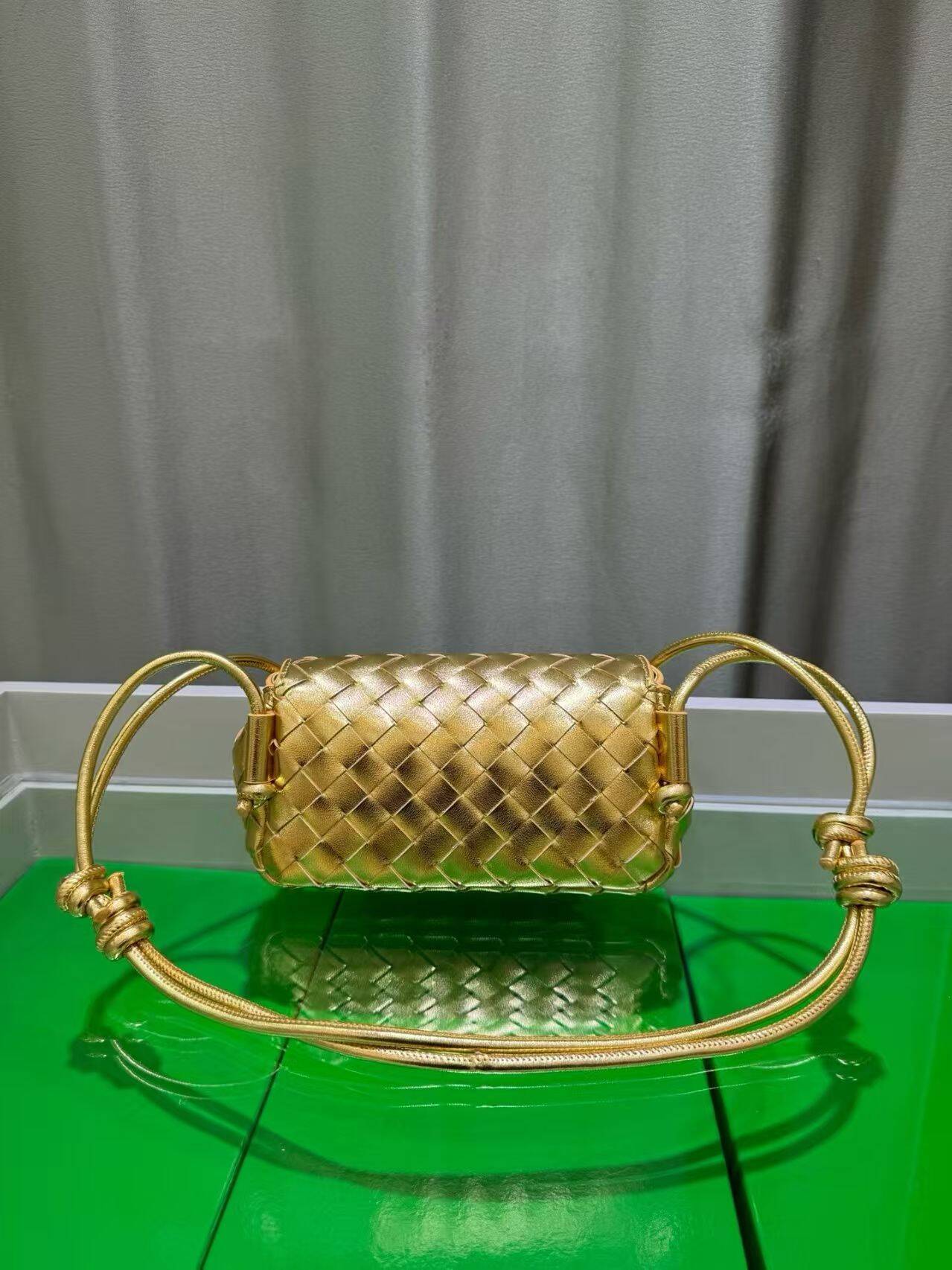 BV Luxury Woven Handbag 21*9*11cm