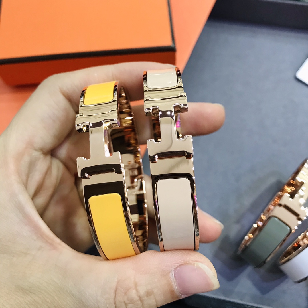 H Classic style bracelet