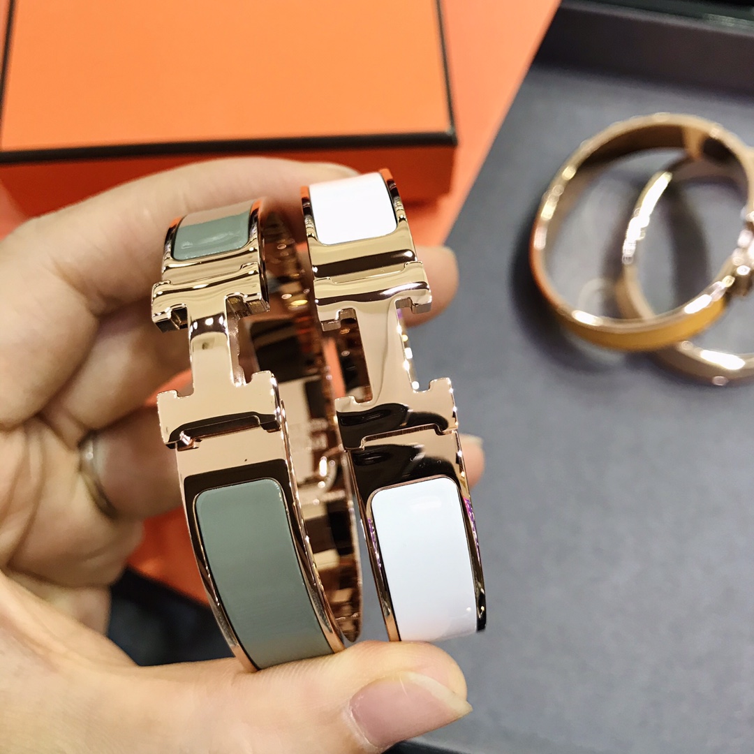 H Classic style bracelet