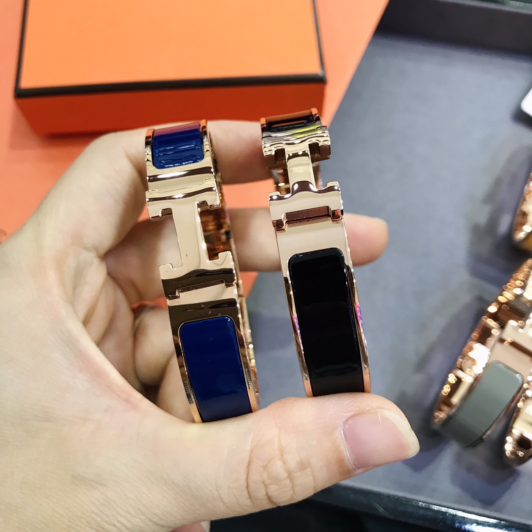 H Classic style bracelet