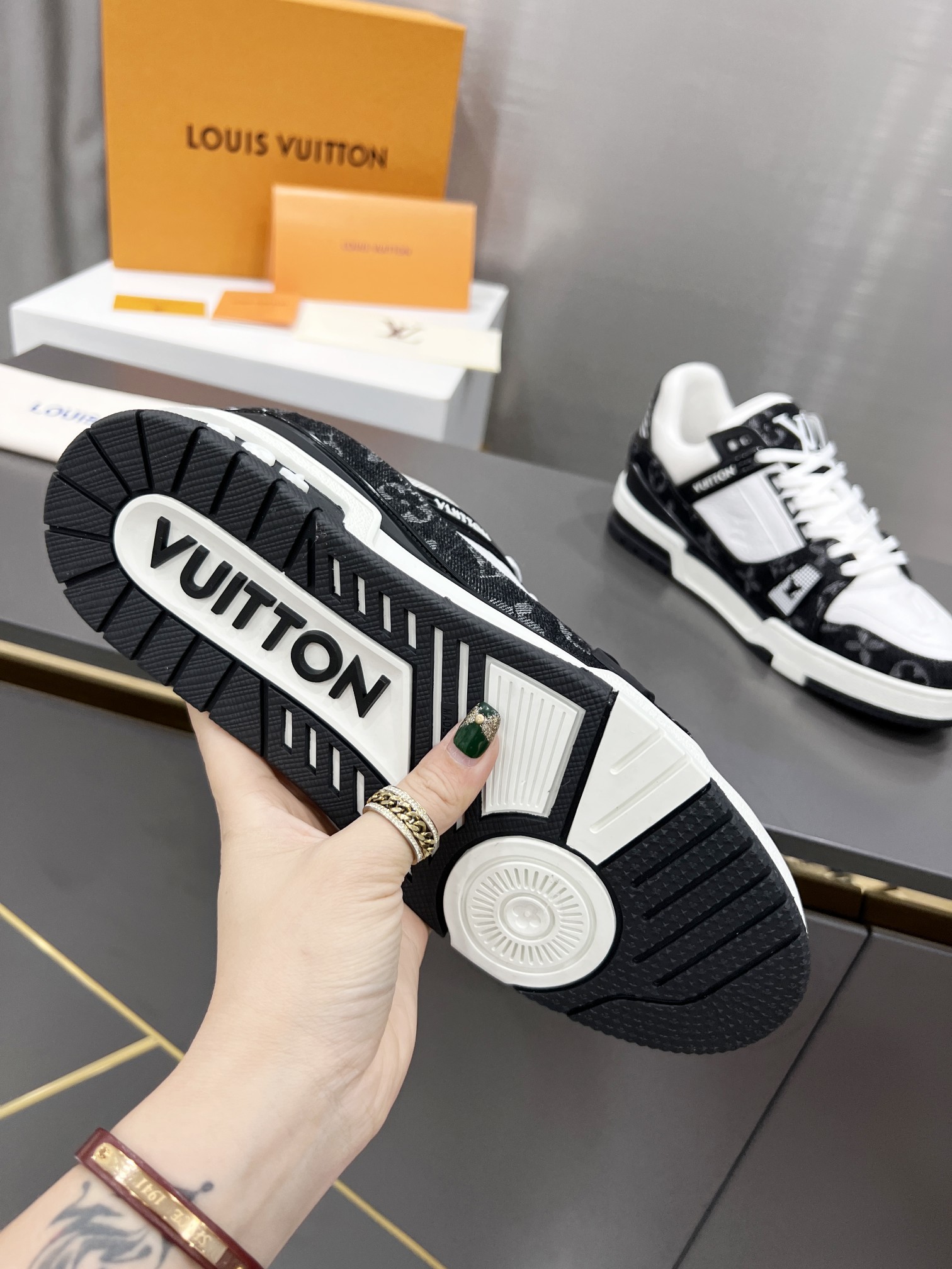 L TRAINER LEATHER LOW TRAINERS BLACK