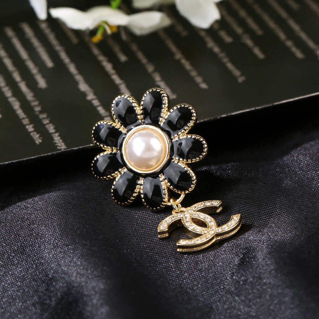 CC new arrival brooch