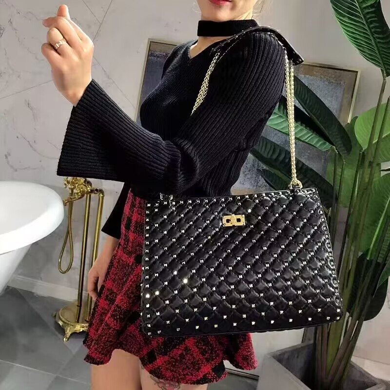 Val Rockstud Black Shoulder Bag