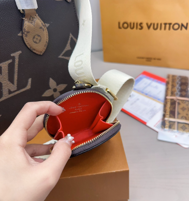 L onthego small size tote bag size : 24* 19 cm