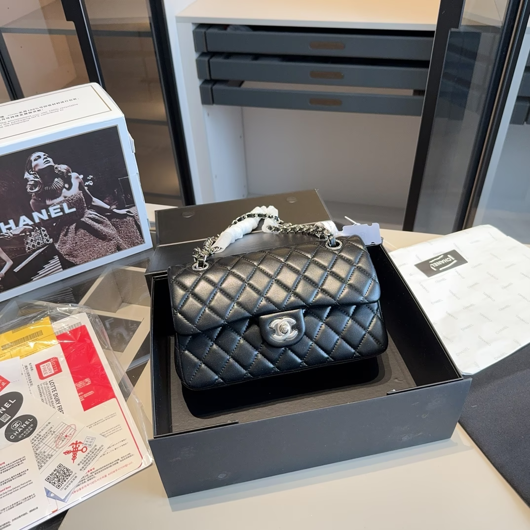 Cc new arrival Lambskin silver Hardware size: 23 *14*6 cm