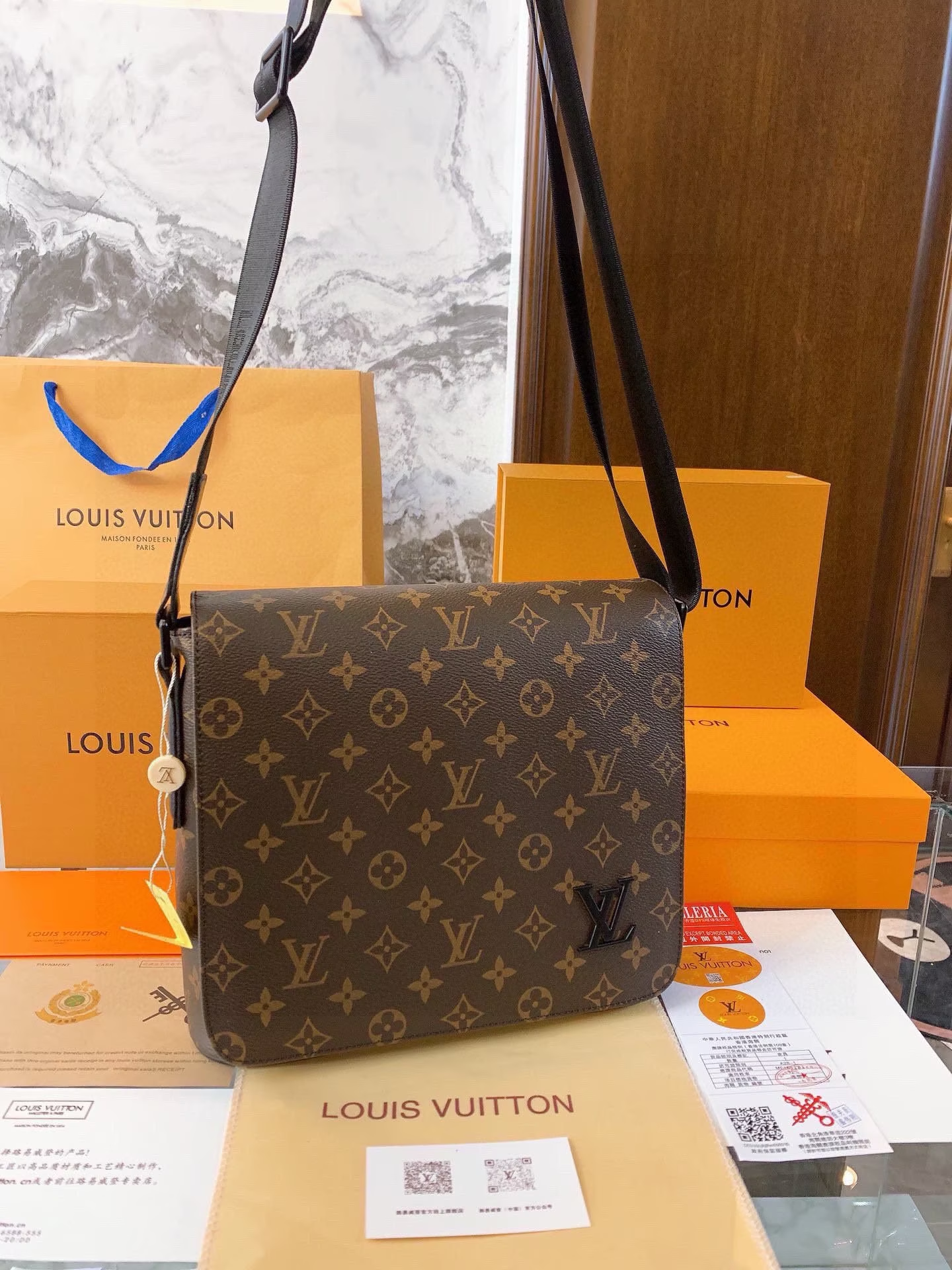 L new arrival district crossbody bag men and women size: 26*23*7 cm