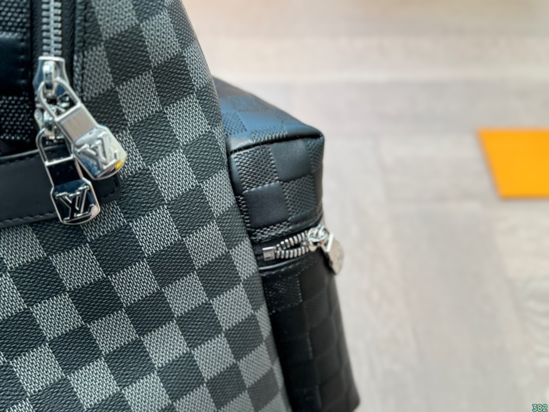 Louis new arrival men backpack bag size: 28*36 cm