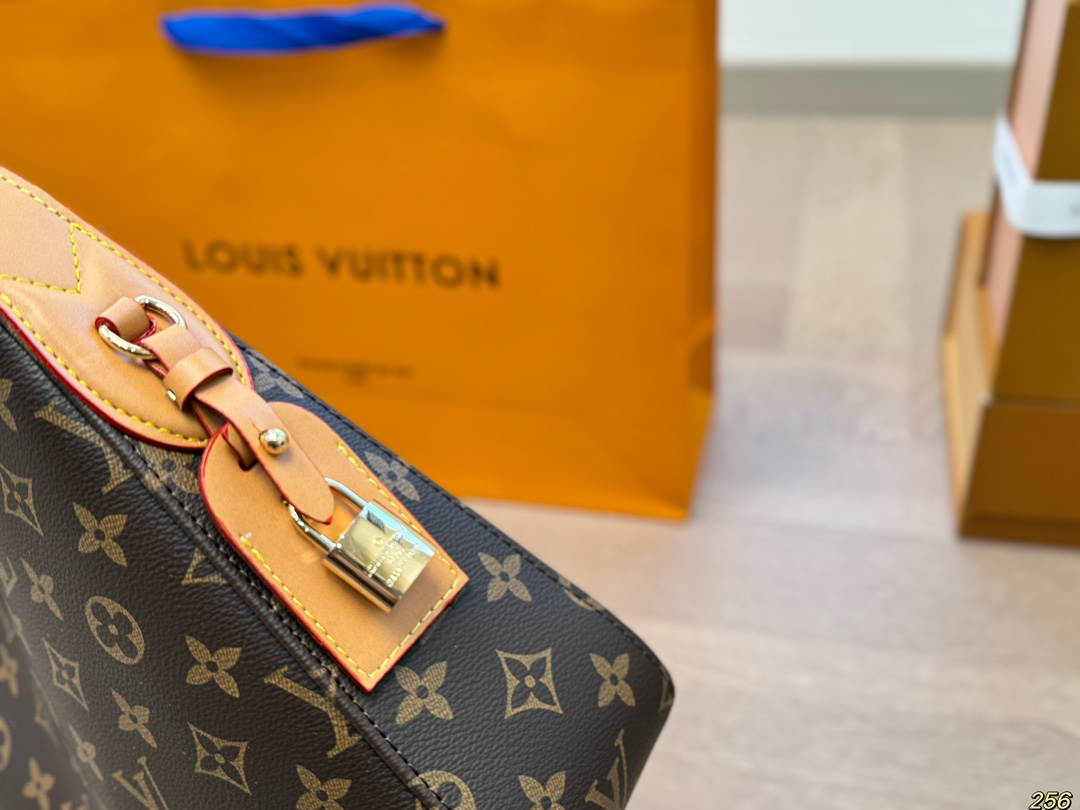 Louis new arrival vintage bag size:33 * 21 cm