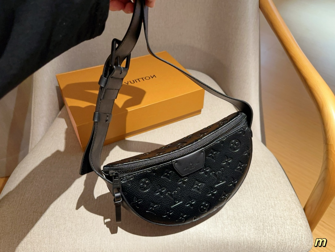 Louis MOON CROSSBODY men and women bag size: 24*16*4 cm