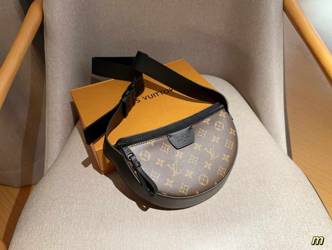 Louis MOON CROSSBODY men and women bag size: 24*16*4 cm