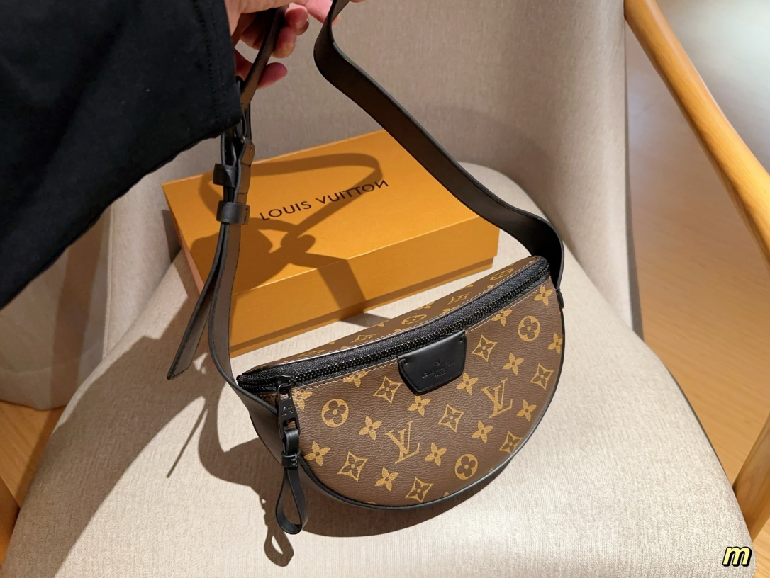 Louis MOON CROSSBODY men and women bag size: 24*16*4 cm
