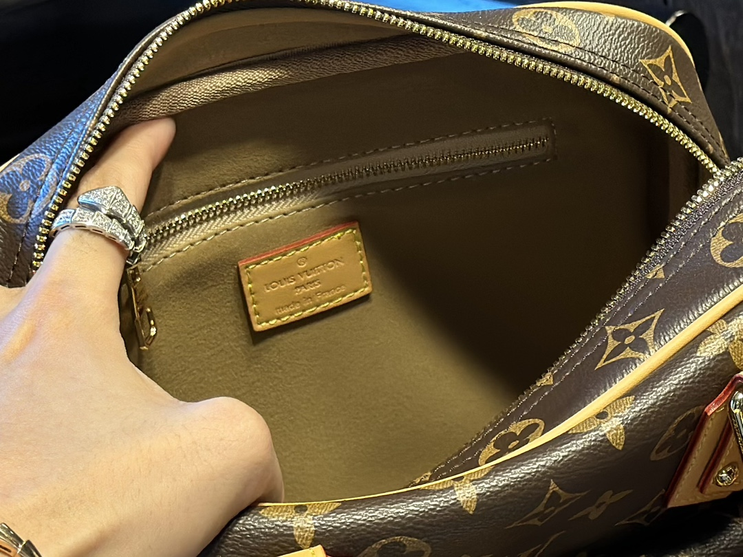 Louis new arrival Manhattan vintage bag size:30 * 20cm