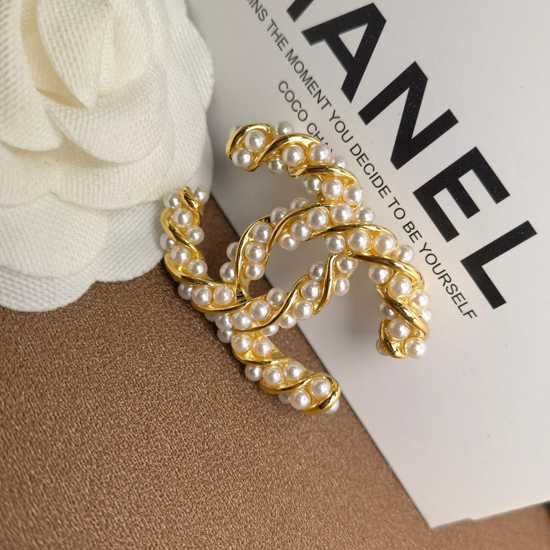 Cc brooch 0072