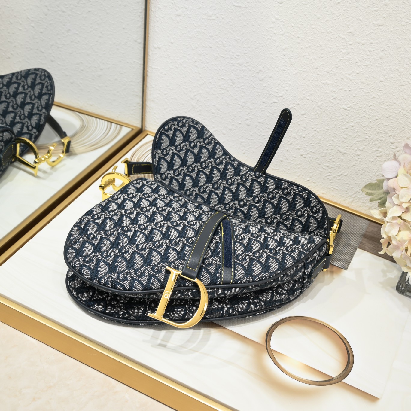 D saddle Be a classic with classics size: 25.5 x 20 x 6.5 cm