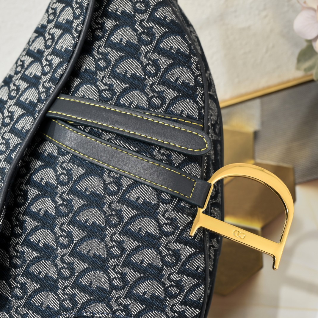 D saddle Be a classic with classics size: 25.5 x 20 x 6.5 cm