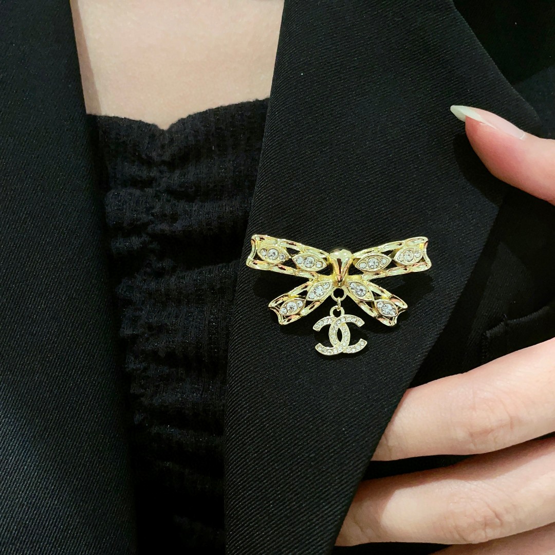 Cc brooch 0075