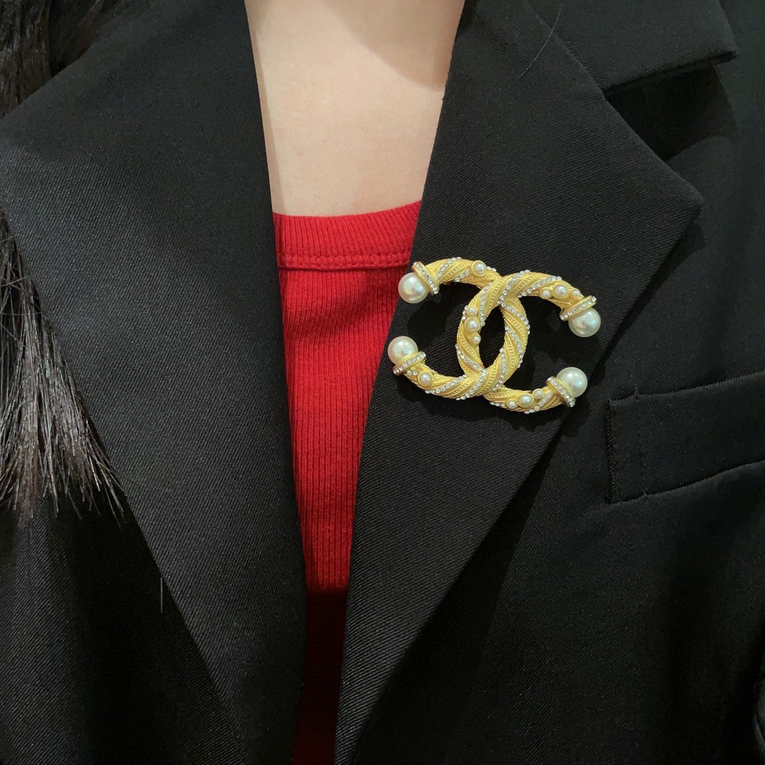 Cc brooch 0068