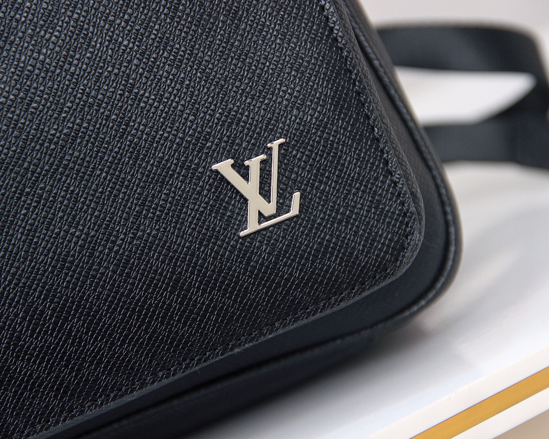 Louis new arrival backpack bag size : 43 x 30 x 14 cm