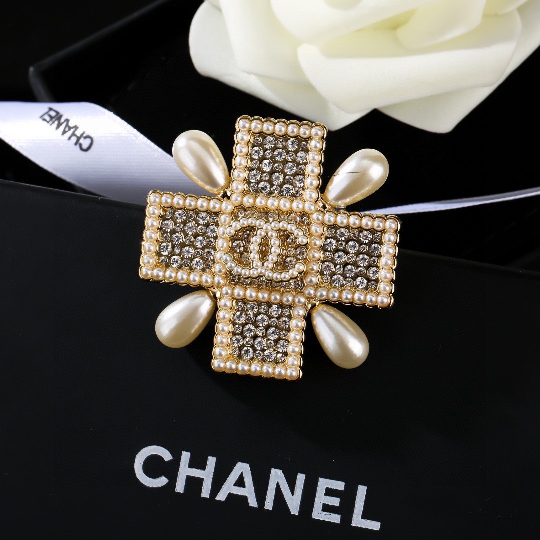 Cc brooch 0079