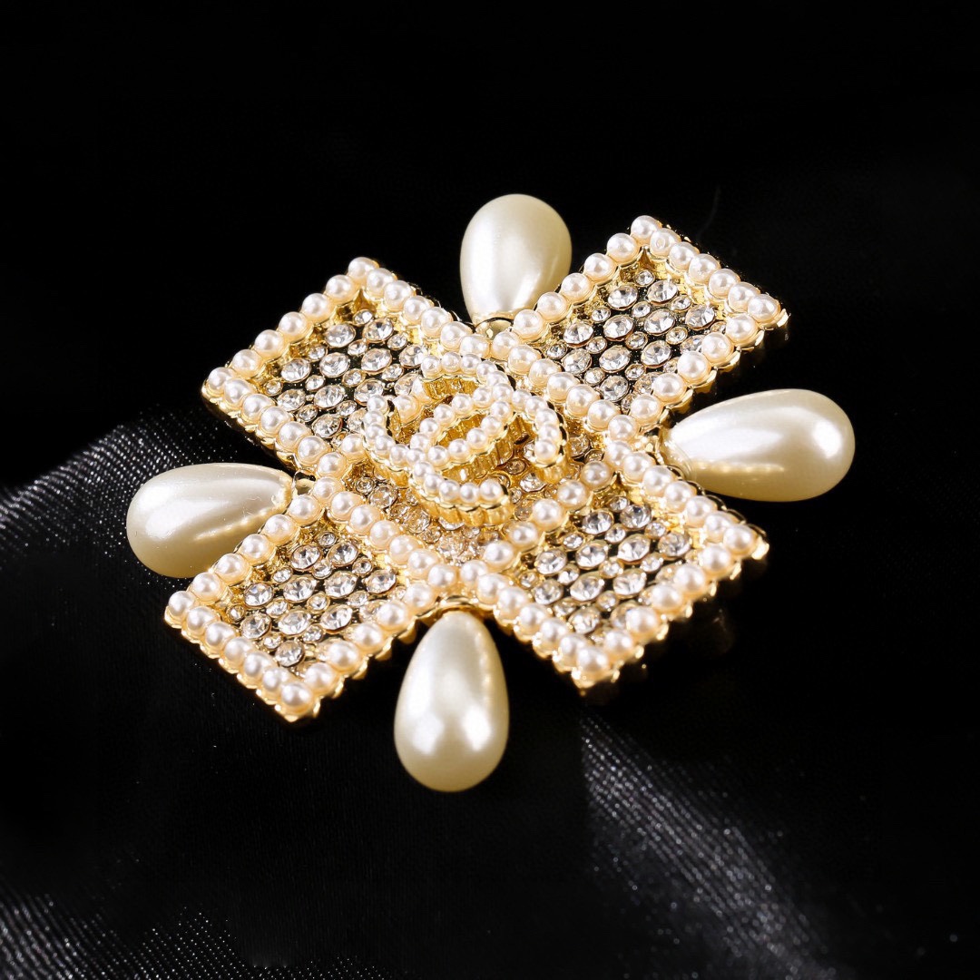 Cc brooch 0079