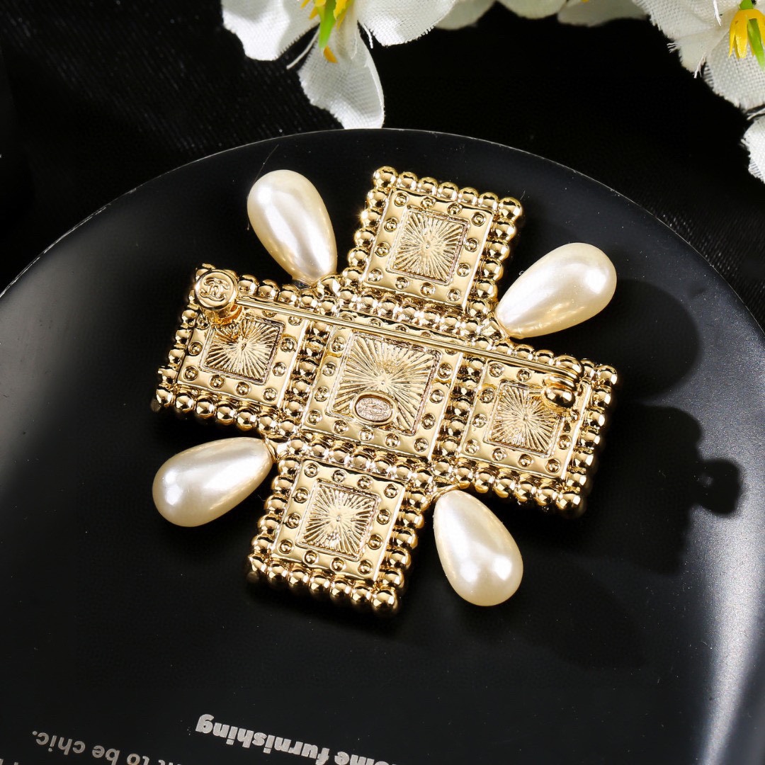 Cc brooch 0079