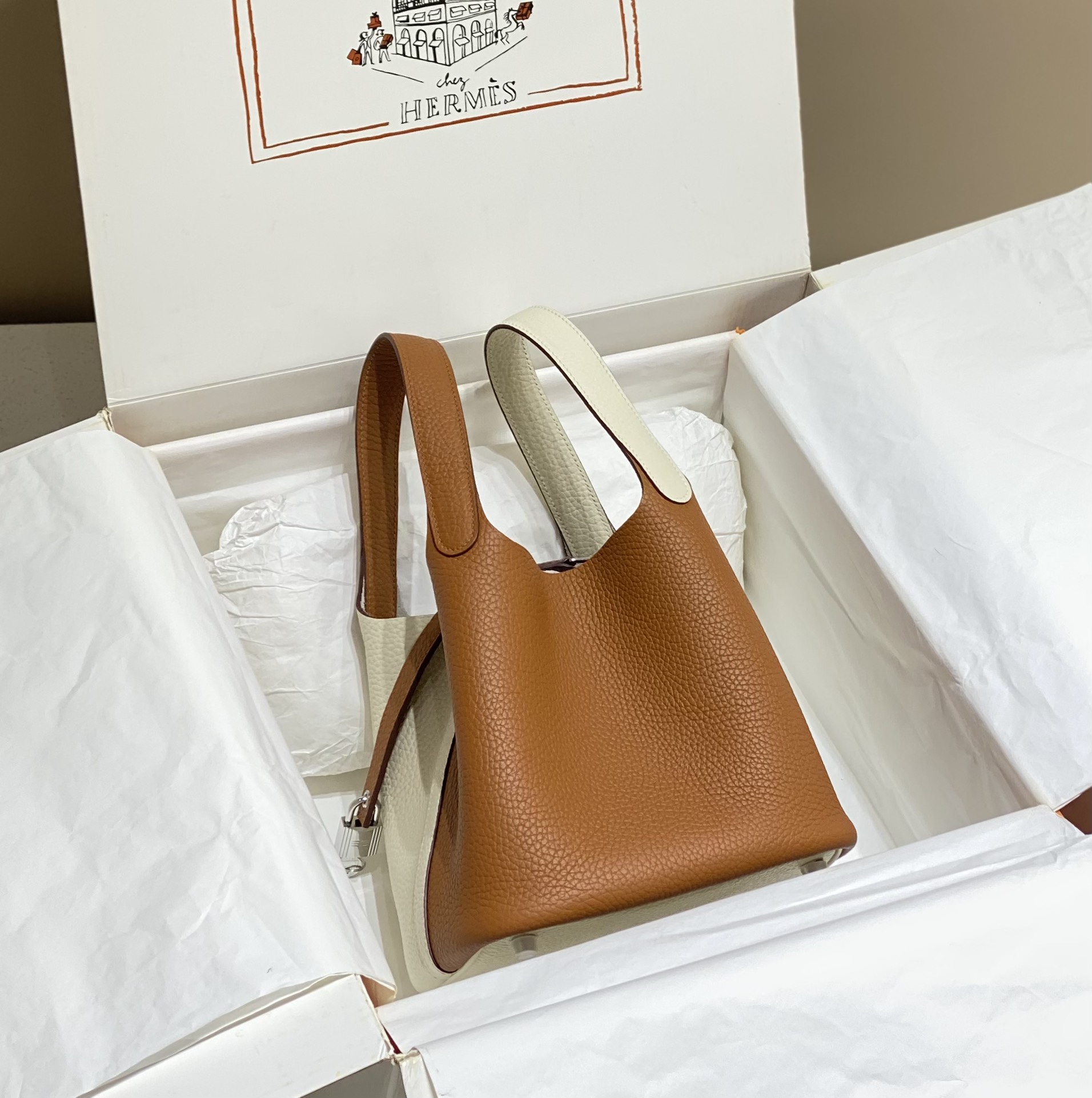 Her new arrival 𝗣𝗶𝗰𝗼𝘁𝗶𝗻 togo leather size: 18 cm