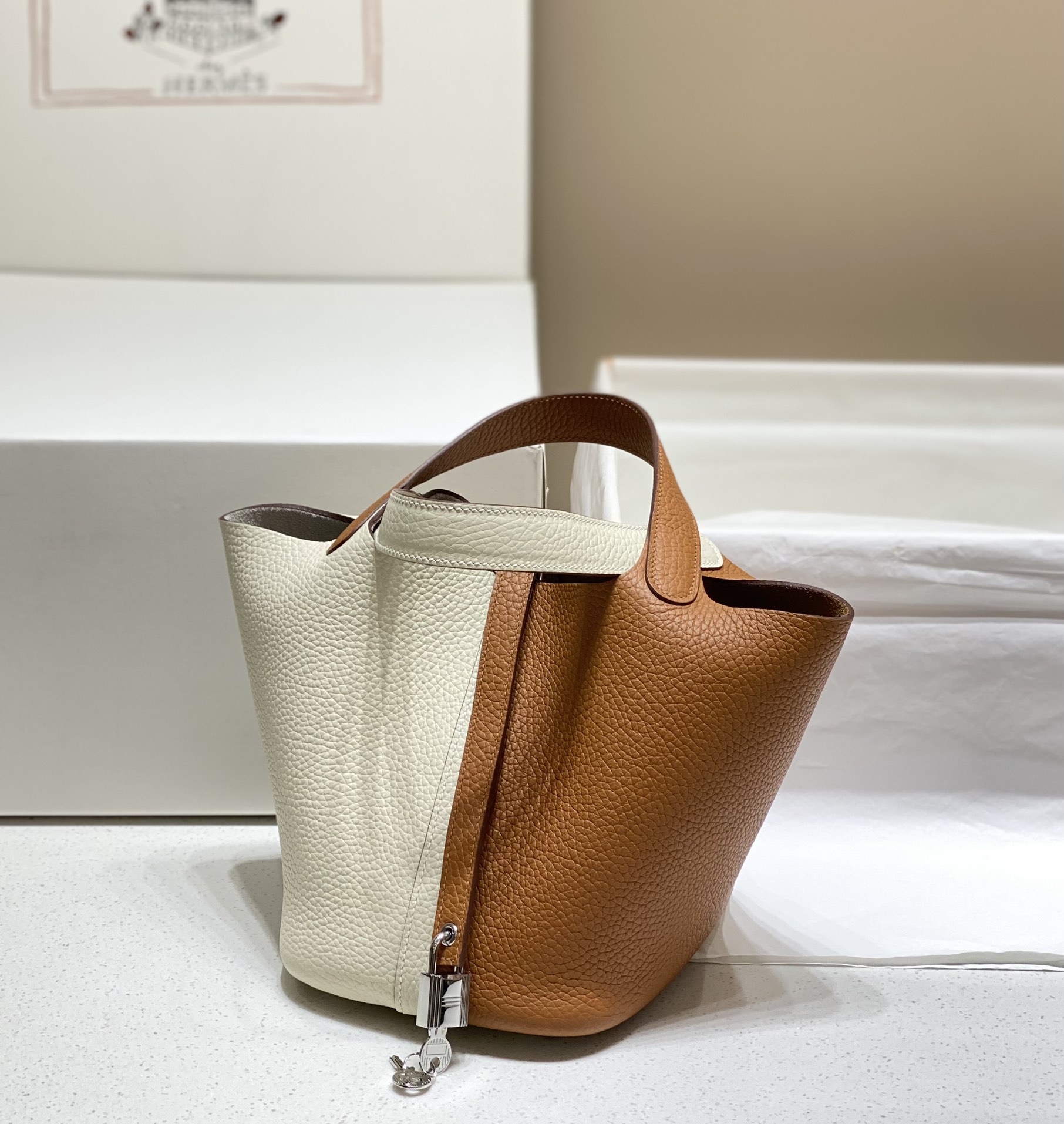 Her new arrival ?????????????? togo leather size: 18 cm