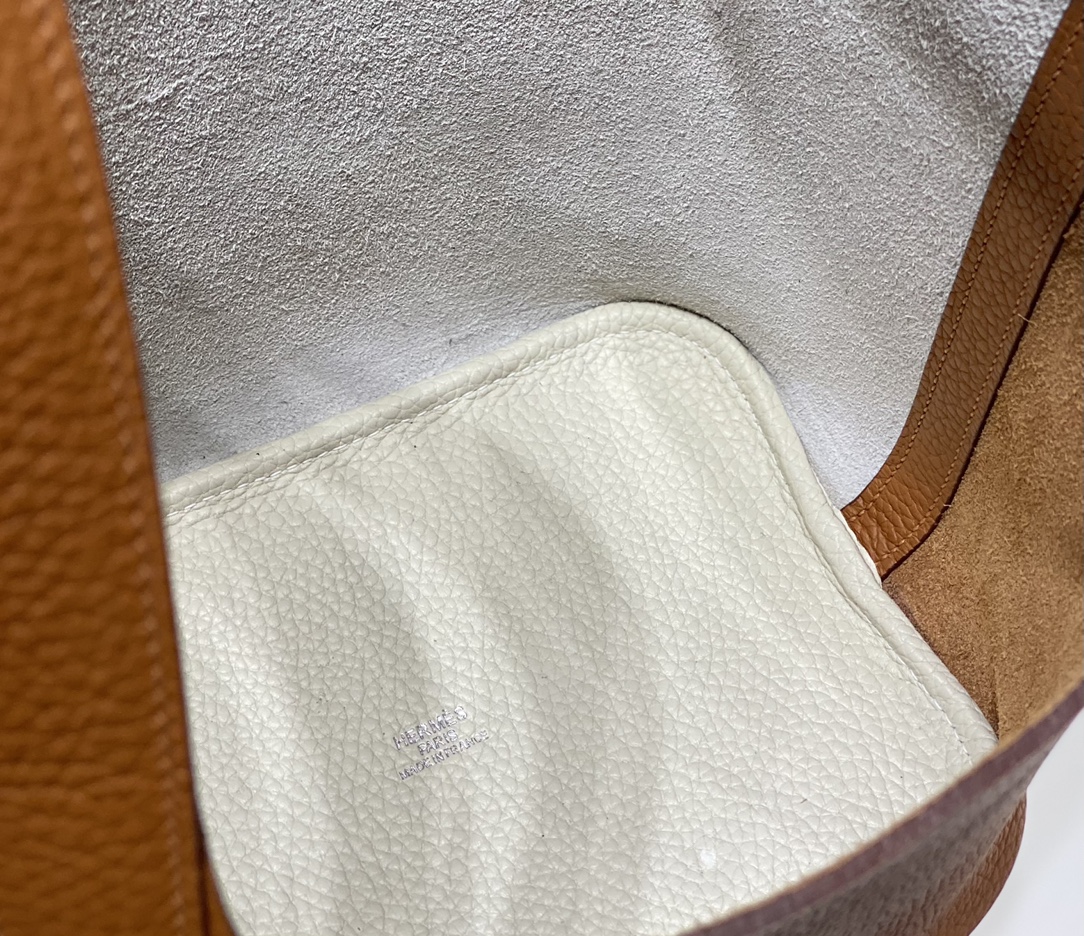 Her new arrival 𝗣𝗶𝗰𝗼𝘁𝗶𝗻 togo leather size: 18 cm