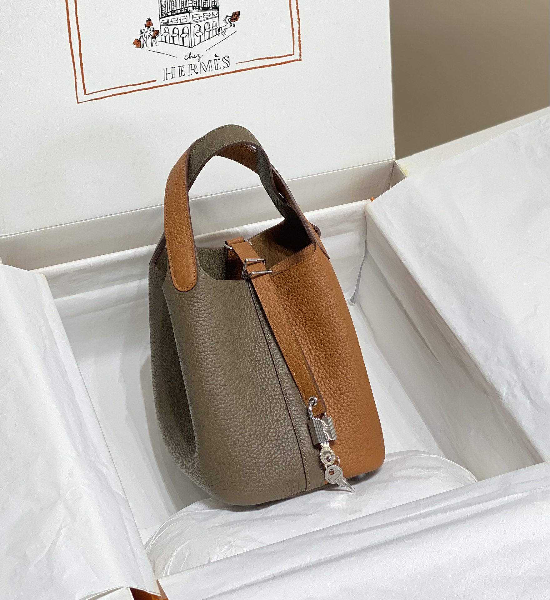 Her new arrival 𝗣𝗶𝗰𝗼𝘁𝗶𝗻 togo leather 02 size: 18 cm