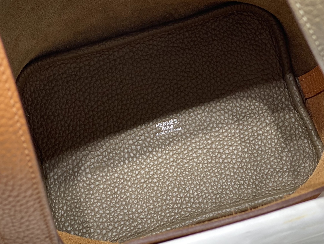 Her new arrival 𝗣𝗶𝗰𝗼𝘁𝗶𝗻 togo leather 02 size: 18 cm