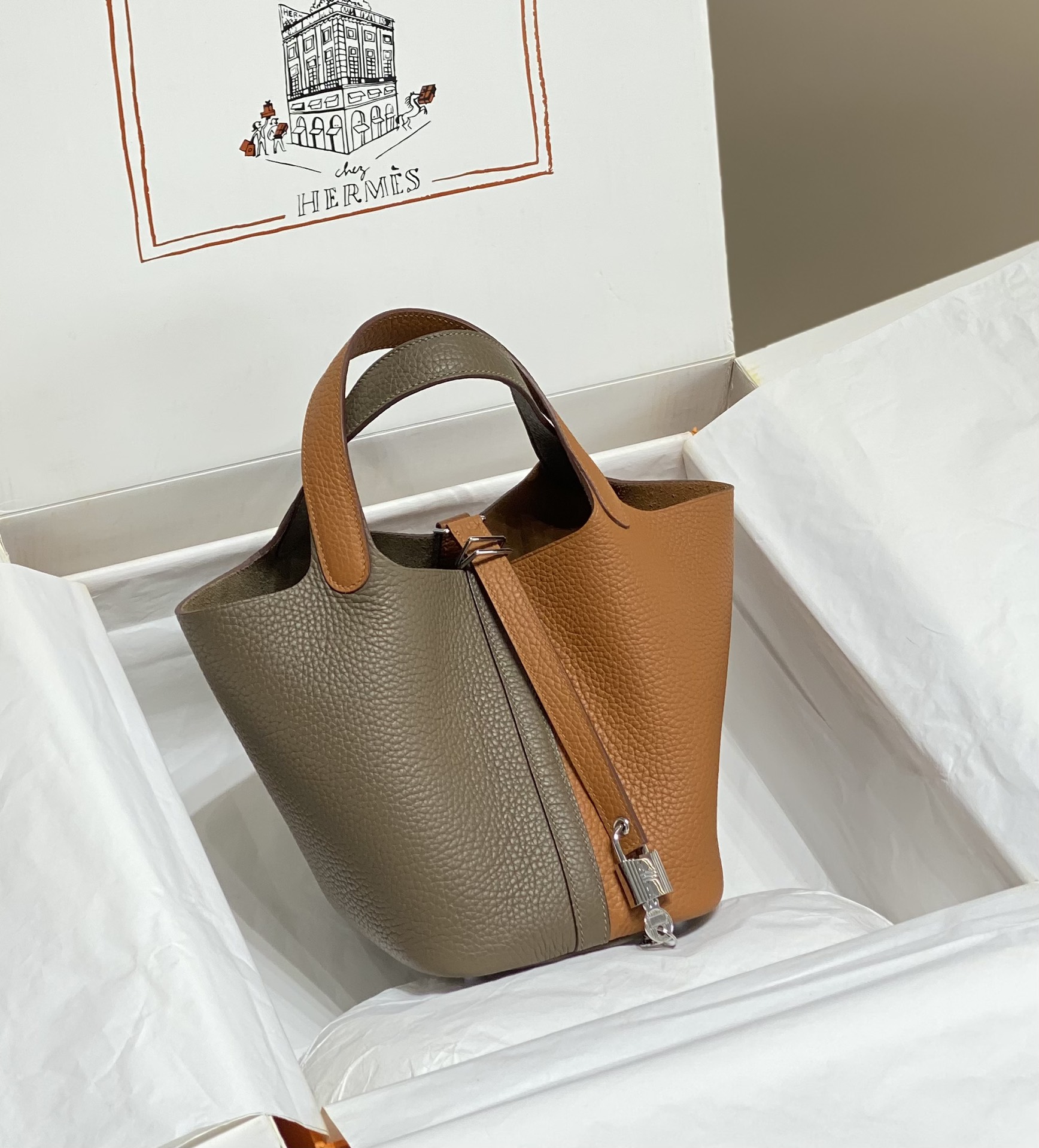 Her new arrival 𝗣𝗶𝗰𝗼𝘁𝗶𝗻 togo leather 02 size: 18 cm