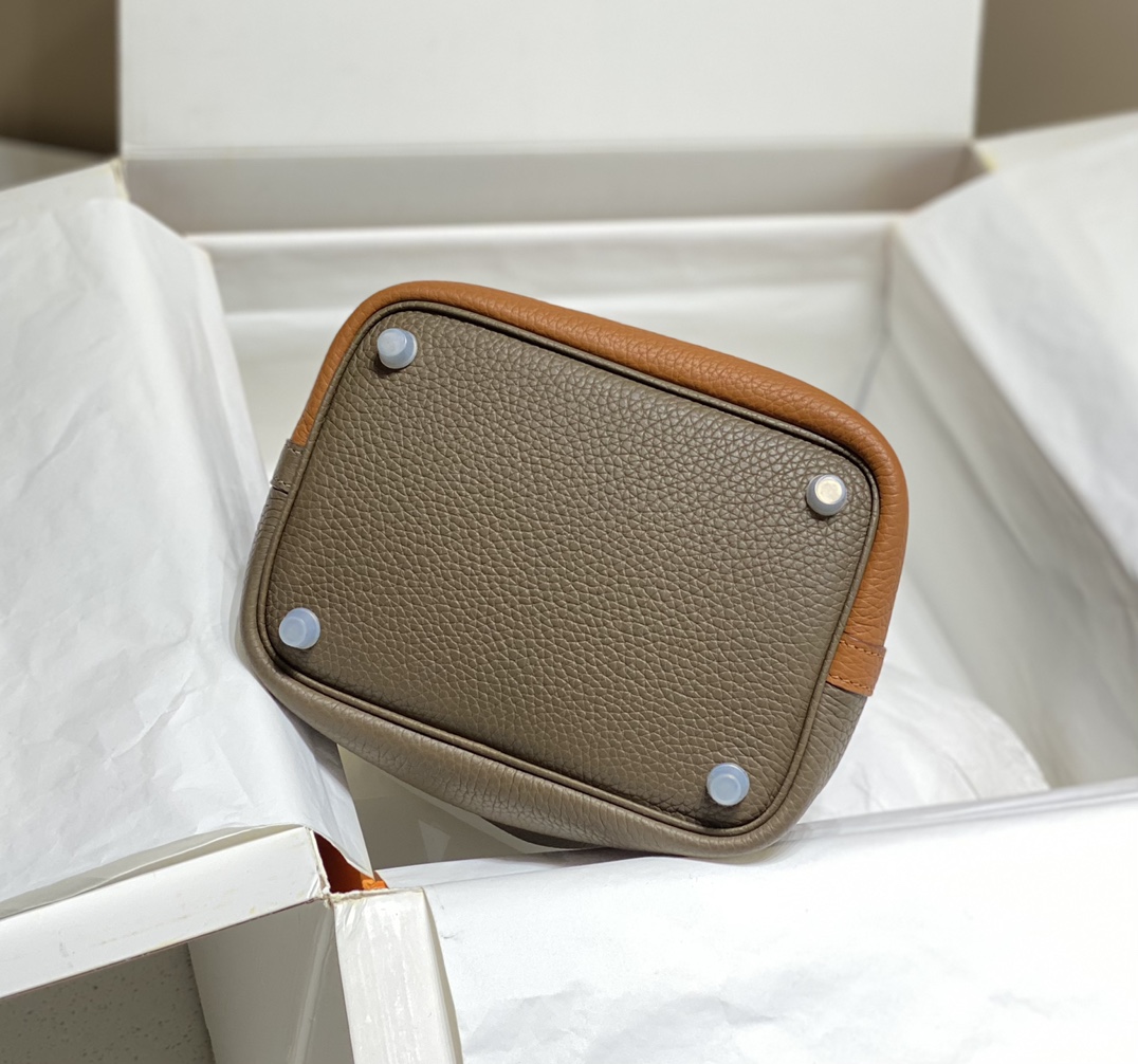 Her new arrival 𝗣𝗶𝗰𝗼𝘁𝗶𝗻 togo leather 02 size: 18 cm