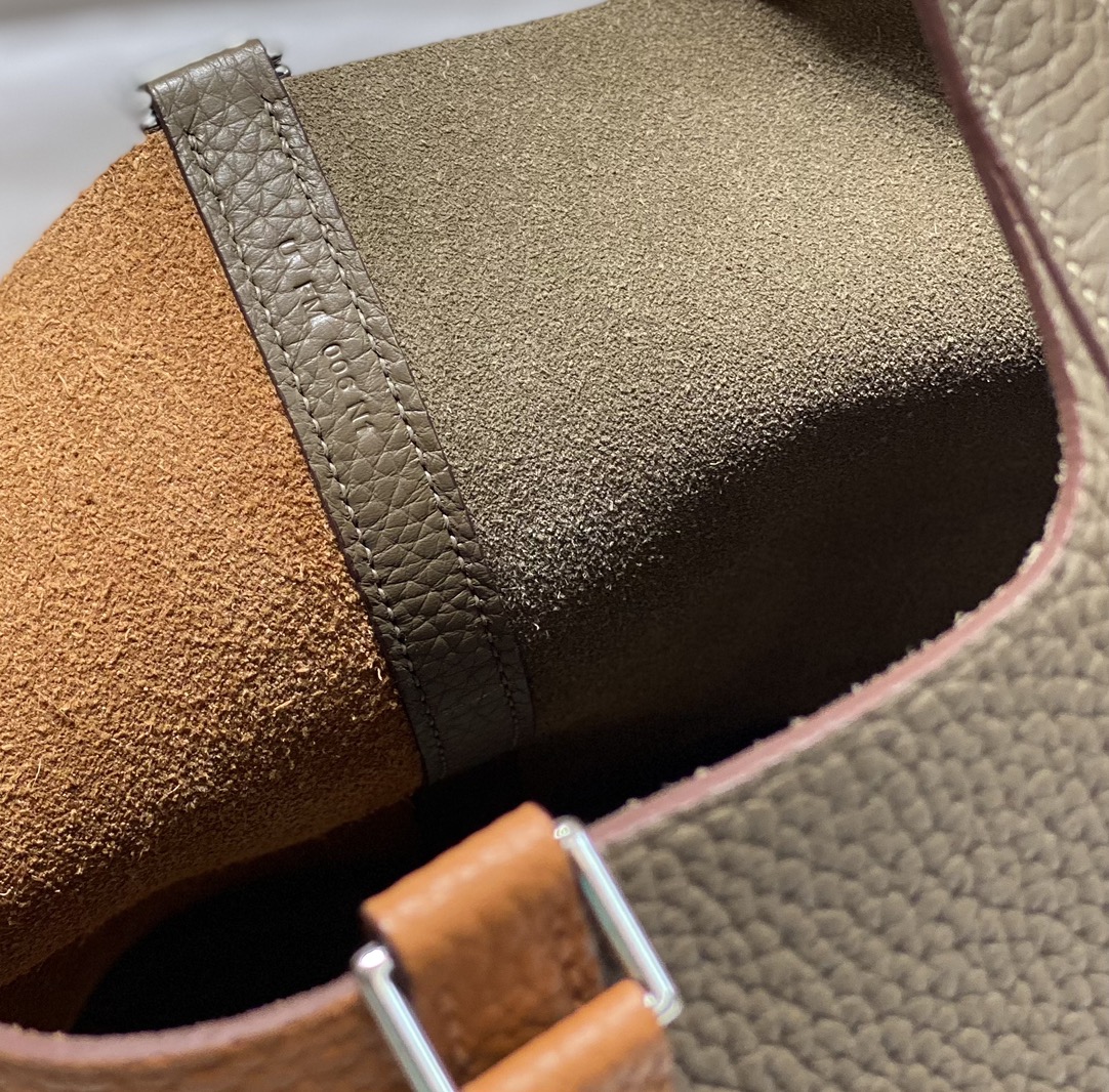 Her new arrival 𝗣𝗶𝗰𝗼𝘁𝗶𝗻 togo leather 02 size: 18 cm