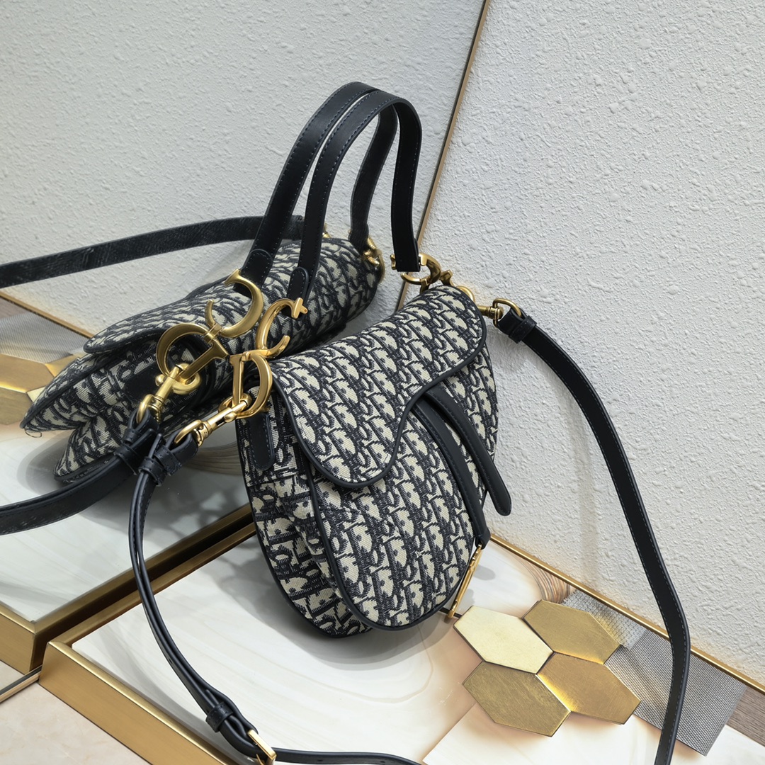 D saddle Be a classic with classics size: 25.5 x 20 x 6.5 cm