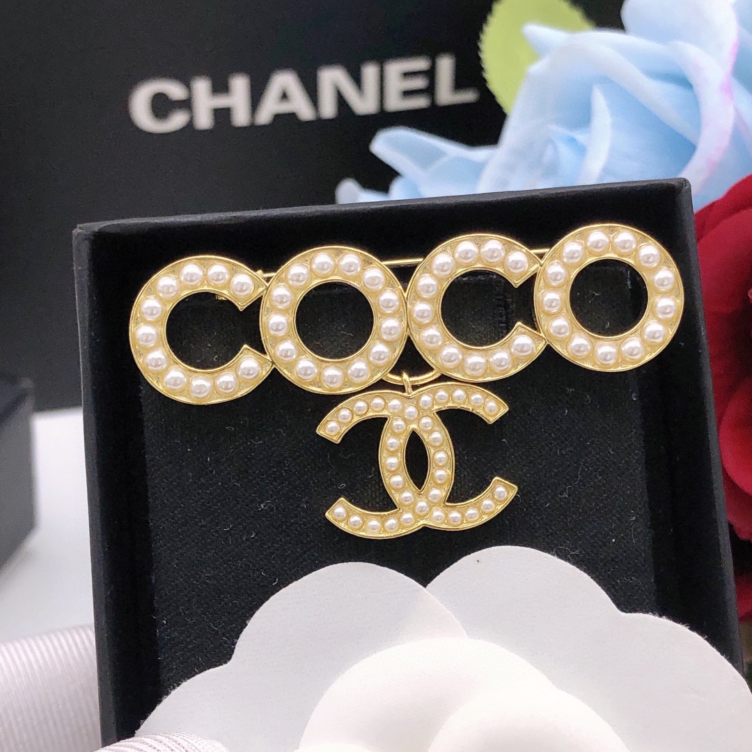 Cc brooch 0078
