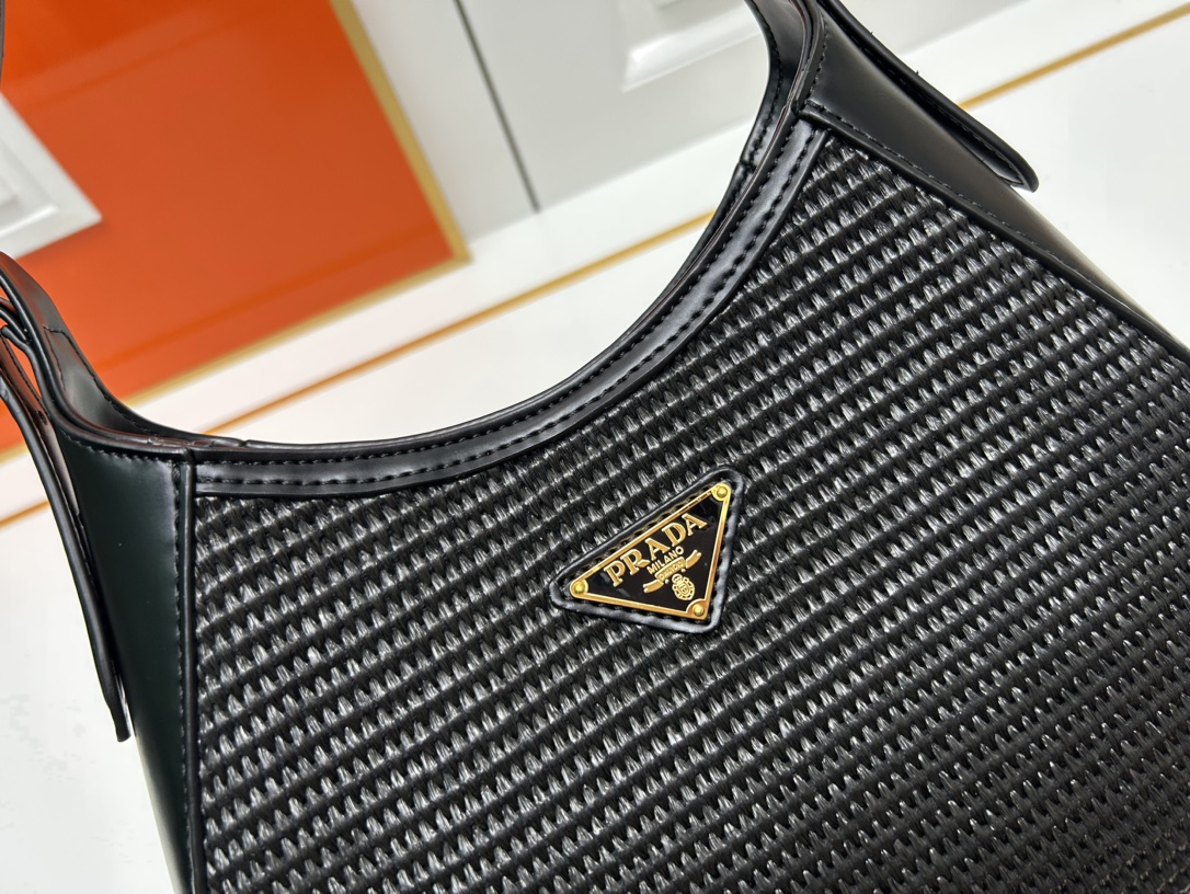 Pra new arrival women bag size : 28-22-5cm