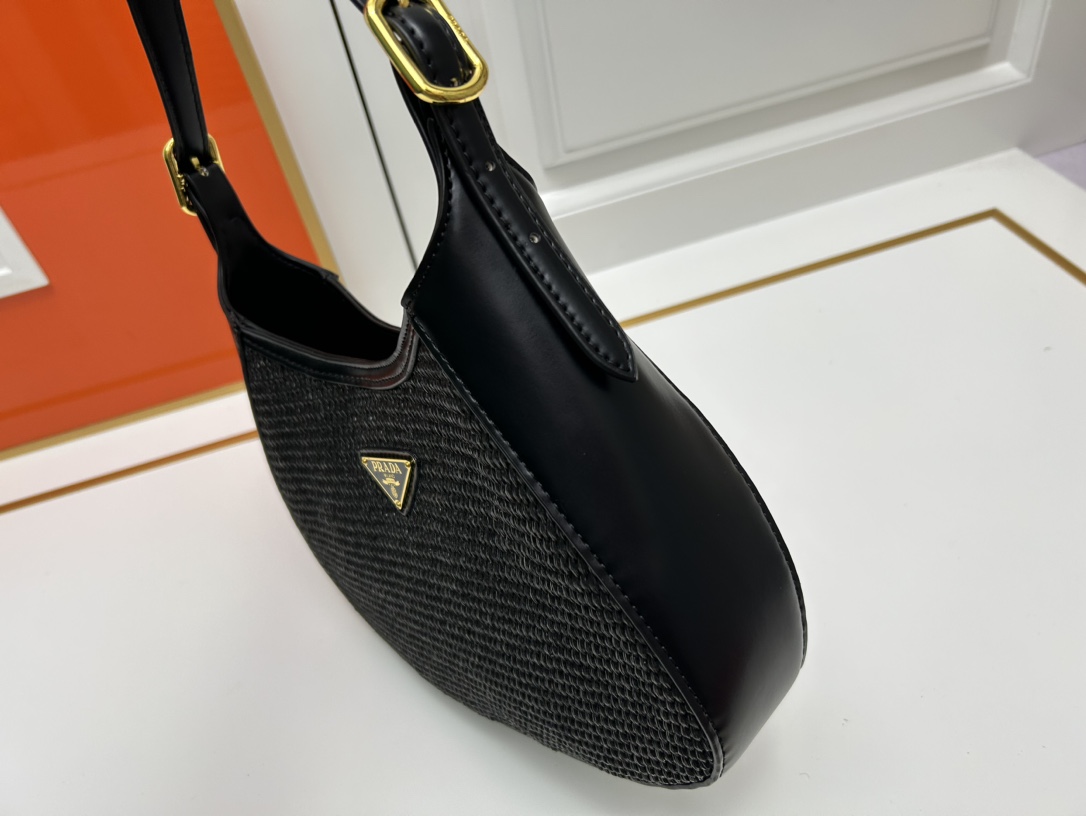Pra new arrival women bag size : 28-22-5cm