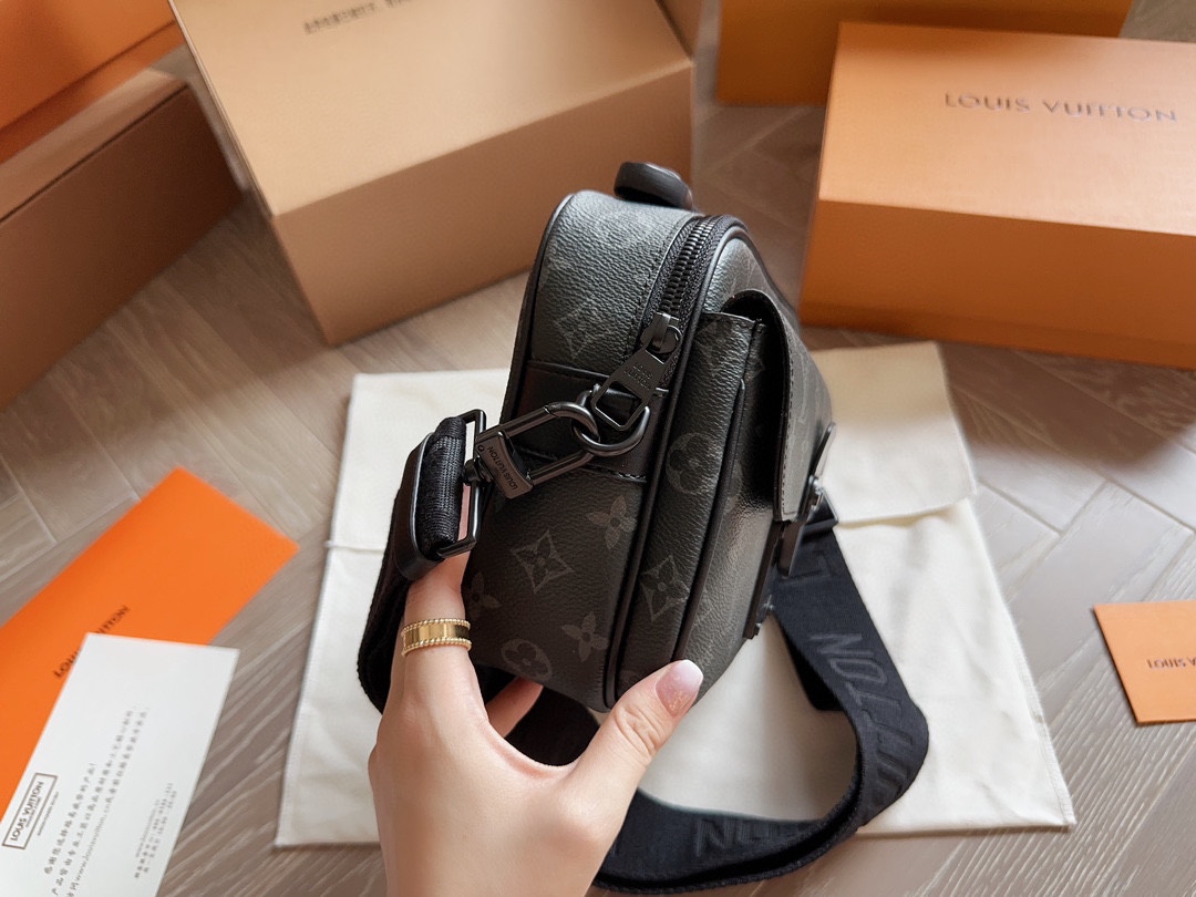 L  slocksling men bag size 25*17 cm