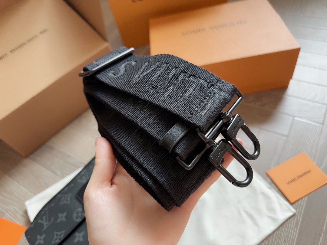 L  slocksling men bag size 25*17 cm