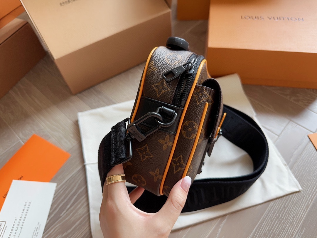 L  slocksling men bag size 25*17 cm