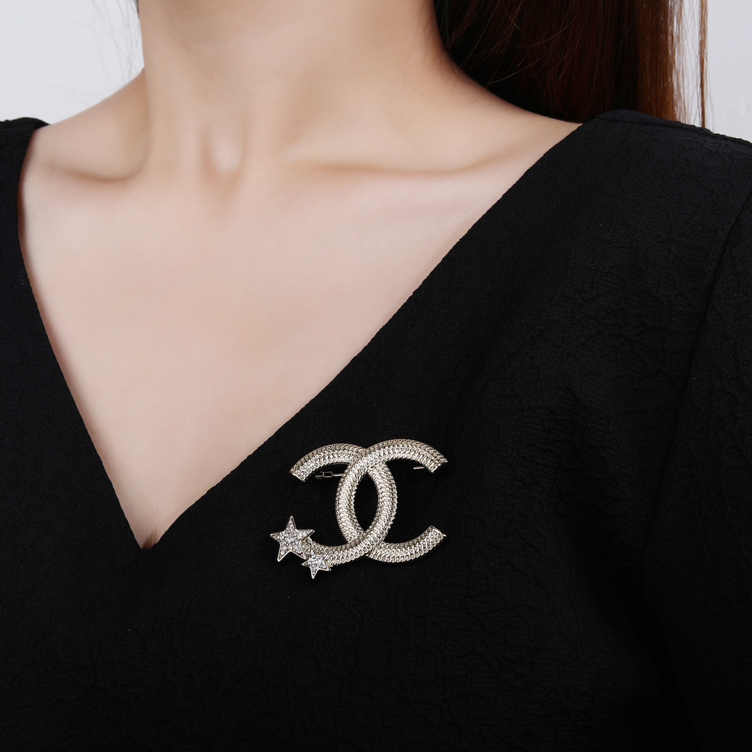 Cc brooch 0080