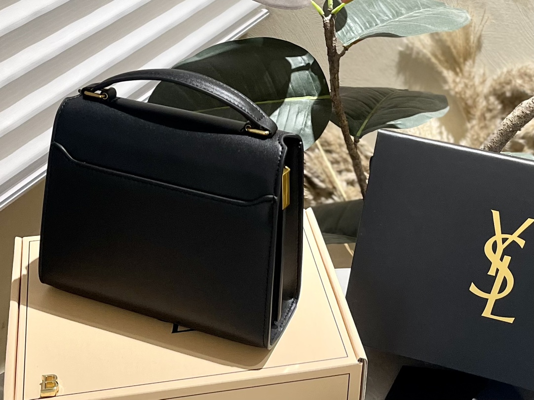 Y Cassandra Monogram Clasp Bag size 21*18 cm